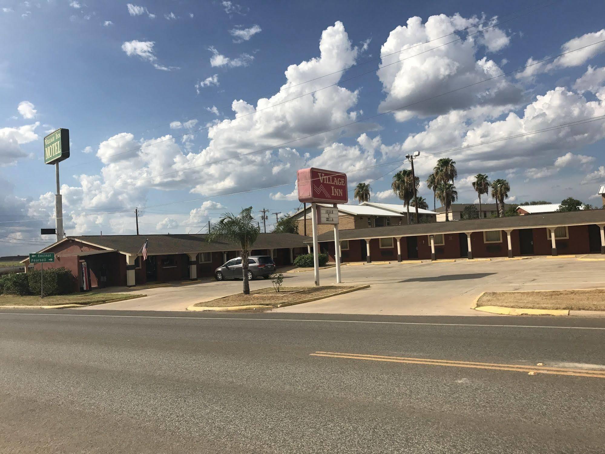 Village Inn Cotulla Exterior photo